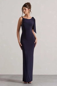 Dettaglio di un abito lungo blu navy senza maniche con drappeggio sulla spalla