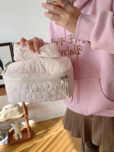 Trousse à maquillage rose matelassée avec nœud géant et motif floral de voyage