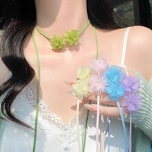 Dettaglio macro di girocolli in chiffon floreale in diversi colori pastello