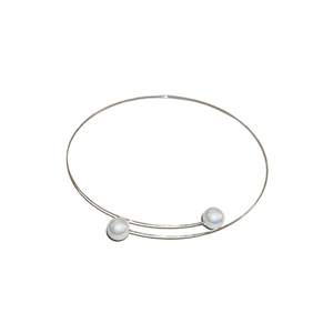 Collier ras du cou ouvert argenté avec deux perles blanches rondes au design minimaliste