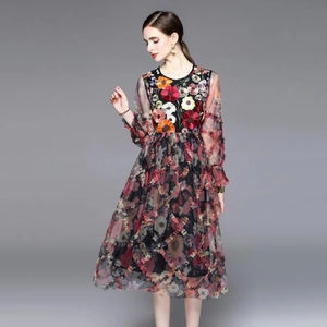 Robe midi élégante en tulle avec broderies florales colorées, taille haute et manches longues