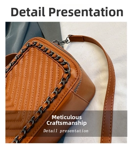 Dettaglio borsa in pelle marrone con trapuntatura a V e catena intrecciata in pelle