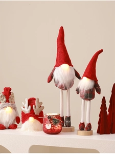 Gnomes de Noël lumineux avec chapeaux rouges tricotés et nez brillants décoratifs