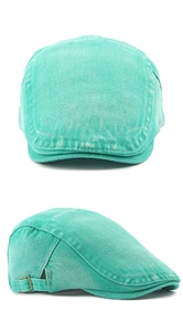 Détail latéral du béret en denim vert menthe délavé avec boucle de réglage en métal cuivré