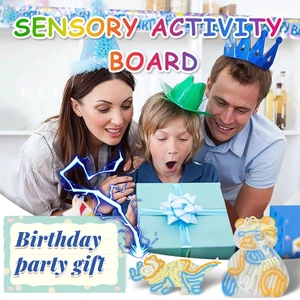 Kind öffnet sensorisches Spielbrett-Geschenk auf Geburtstagsparty mit Hund und Dinosaurier