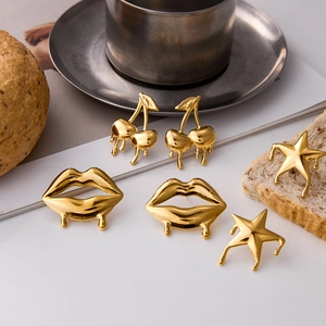 18K vergoldete Edelstahl Ohrstecker Set mit schmelzendem Kirsch und Lippen Design