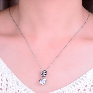 Collar de plata de ley S925 con colgante de corazón y rosa lucido por una modelo