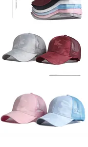 Dettaglio del retro in rete traspirante e stampa mimetica su cappellini da sole alla moda
