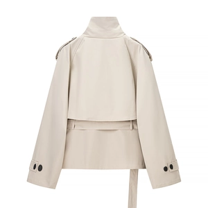 Vue arrière du trench-coat court beige avec col montant, épaulettes et ceinture