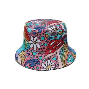 Détail du chapeau bob avec motifs de graffitis colorés de champignons et fleurs