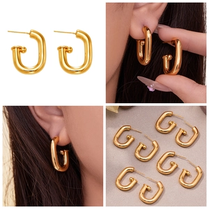 Vues détaillées de boucles d'oreilles en forme de U plaquées or avec finition polie