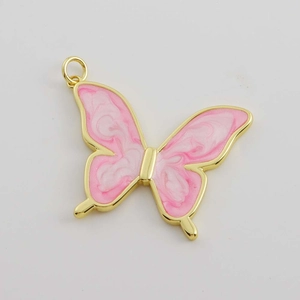 Vista macro di ciondolo a farfalla placcato oro 18K con smalto rosa marmorizzato