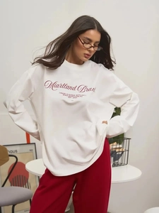 Oversize λευκό βαμβακερό μακρυμάνικο μπλουζάκι με κόκκινο γράμμα και στρογγυλή λαιμό