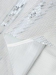 Dettaglio macro del tessuto a paillettes quadrate argento con fodera bianca