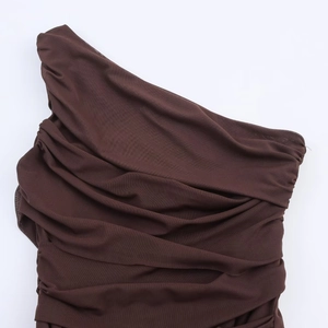 Brauner asymmetrischer Body aus Netzstoff mit gerafftem Einschulter-Design flach liegend