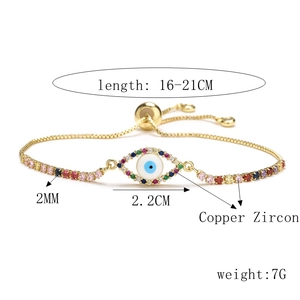 Détail montrant les dimensions du bracelet œil avec zircons colorés et placage en or