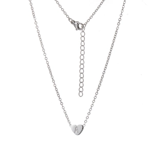 Détail du petit pendentif cœur avec lettre A sur une chaîne fine en acier inoxydable