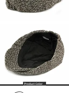Dettaglio del berretto newsboy in tweed con fodera interna ed etichetta