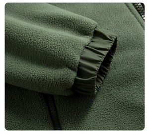 Dettaglio della giacca in pile verde militare con polsini elastici e calda trama in pile