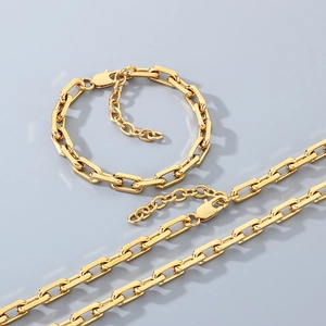 Vue détaillée de l'ensemble collier et bracelet à maillons rectangulaires dorés