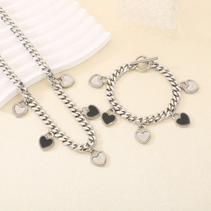 Ensemble collier et bracelet à maille gourmette argentée avec breloques cœur bicolores