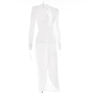 Détail d'une robe blanche à manches longues, col en V, fronces à la taille et fente avant