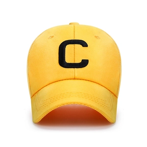 Berretto da baseball giallo con ricamo 3D della lettera C su sfondo bianco puro