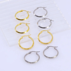 Set di quattro orecchini a cerchio oro e argento con motivi minimalisti e greci