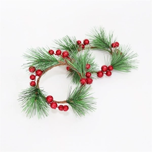 Detail von Mini-Weihnachtskränzen mit Tannennadeln, roten Beeren und Weinreben