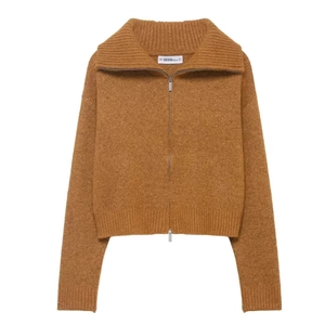 Veste en maille marron avec fermeture éclair, grand col et texture côtelée sur fond blanc