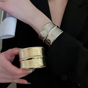 Bracelets larges ouverts avec texture de vague irrégulière en or et argent