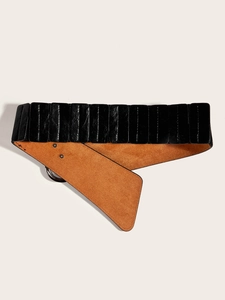 Gros plan détaillé de la large ceinture punk élastique avec anneau en argent et rivets