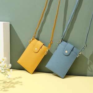 Vertikale Handytaschen zum Umhängen in Gelb und Blau mit Lychee-Muster und Metallknöpfen
