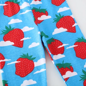 Leggings in cotone celeste per bambine con graziose fragole e nuvole bianche stampate