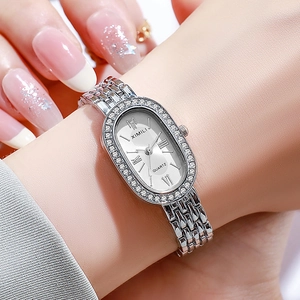 Montre à quartz élégante pour femme, boîtier ovale argenté avec lunette sertie de cristaux