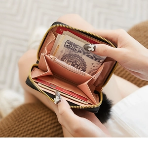 Dettaglio interno borsa nera trapuntata con fodera rosa e scomparti per carte