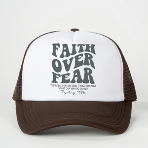 Casquette trucker marron et blanche avec slogan Faith Over Fear et filet à l'arrière