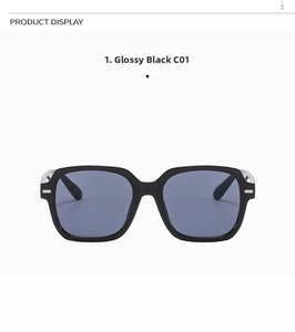 Détail de lunettes de soleil carrées noires avec charnières métalliques et verres gris-bleu