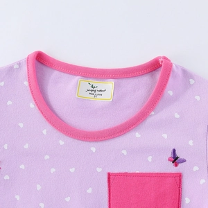 Lilanes Kurzarm-Strickkleid für Mädchen mit weißem Herzmuster und rosa Tasche