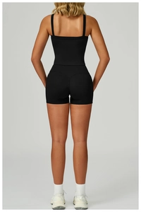 Détail du short de yoga taille haute avec couture en V pour un effet galbant