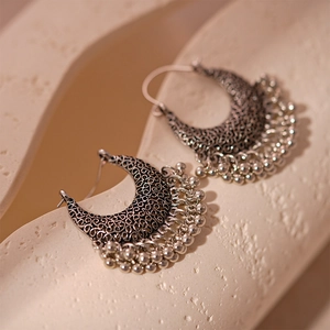 Boucles d'oreilles bohèmes en forme de croissant évidé avec pompons en perles argentées