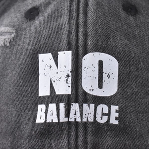Dunkelgraue gewaschene Baseballkappe mit weißem NO BALANCE Aufdruck im Distressed-Look