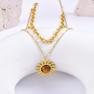 Collier double couche doré avec pendentif soleil œil de tigre sur porte-bijoux