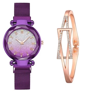 Dettaglio dell'orologio al quarzo viola e del bracciale geometrico con strass oro rosa