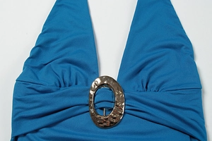 Detail des dunkelblauen Neckholder-Ausschnitts mit strukturierter goldener Metallschnalle