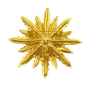 Broche élégante en forme d'épi de blé dorée avec motif floral sur fond blanc pur