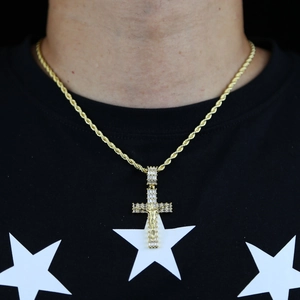 Collana a catena dorata con ciondolo a croce e zirconi brillanti per uomo stile