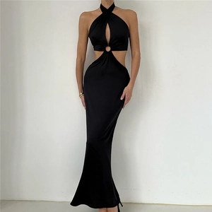 Élégante robe longue noire dos nu avec découpes à la taille et design sexy pour l'été