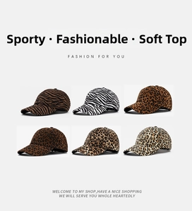 Sechs Baseballkappen mit Tiermustern wie Leoparden- und Zebraprint auf grauem Hintergrund