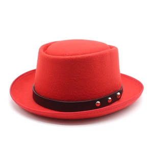 Chapeau Pork Pie rouge en laine avec ruban en cuir noir et rivets métalliques argentés